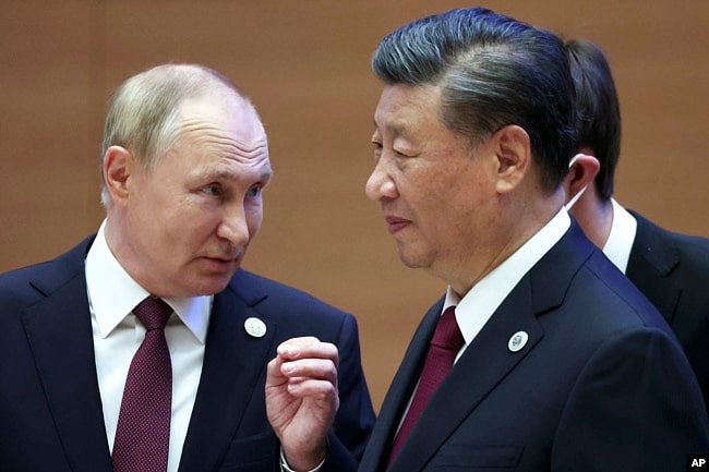 资料照：中国领导人习近平与俄罗斯总统普京在乌兹别克斯坦的上海合作组织会议峰会上见面。（2022年9月16日）