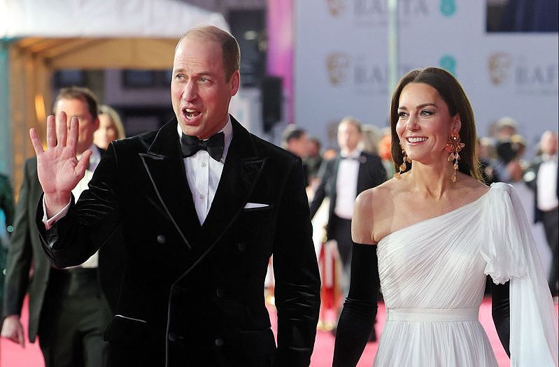 图为英国威尔斯王妃凯特（Catherine, Princess of Wales）与丈夫威廉王子（Prince William）2月19日出席英国电影学院奖（BAFTA Film Awards）颁奖典礼。 图／法新社