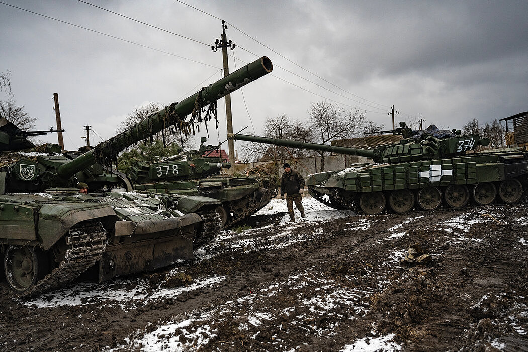 本月，乌克兰东部前线聚集的坦克。