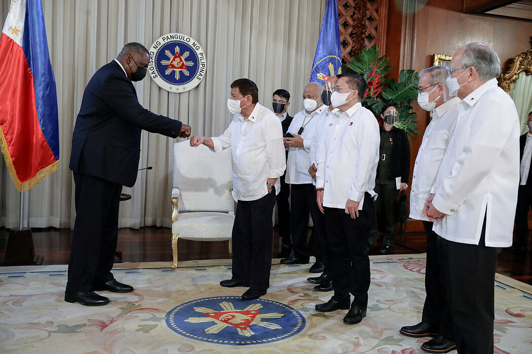 美国国防部长奥斯汀曾于2021年在马尼拉与时任菲律宾总统的罗德里戈·杜特地见面。