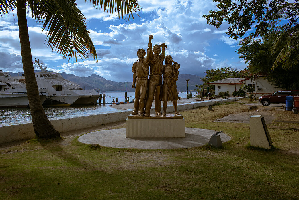 苏比克湾海滩人行道边的一座纪念碑，上面写着美国士兵离开菲律宾的日子。苏比克湾曾是美国在境外的最大军事基地所在地。