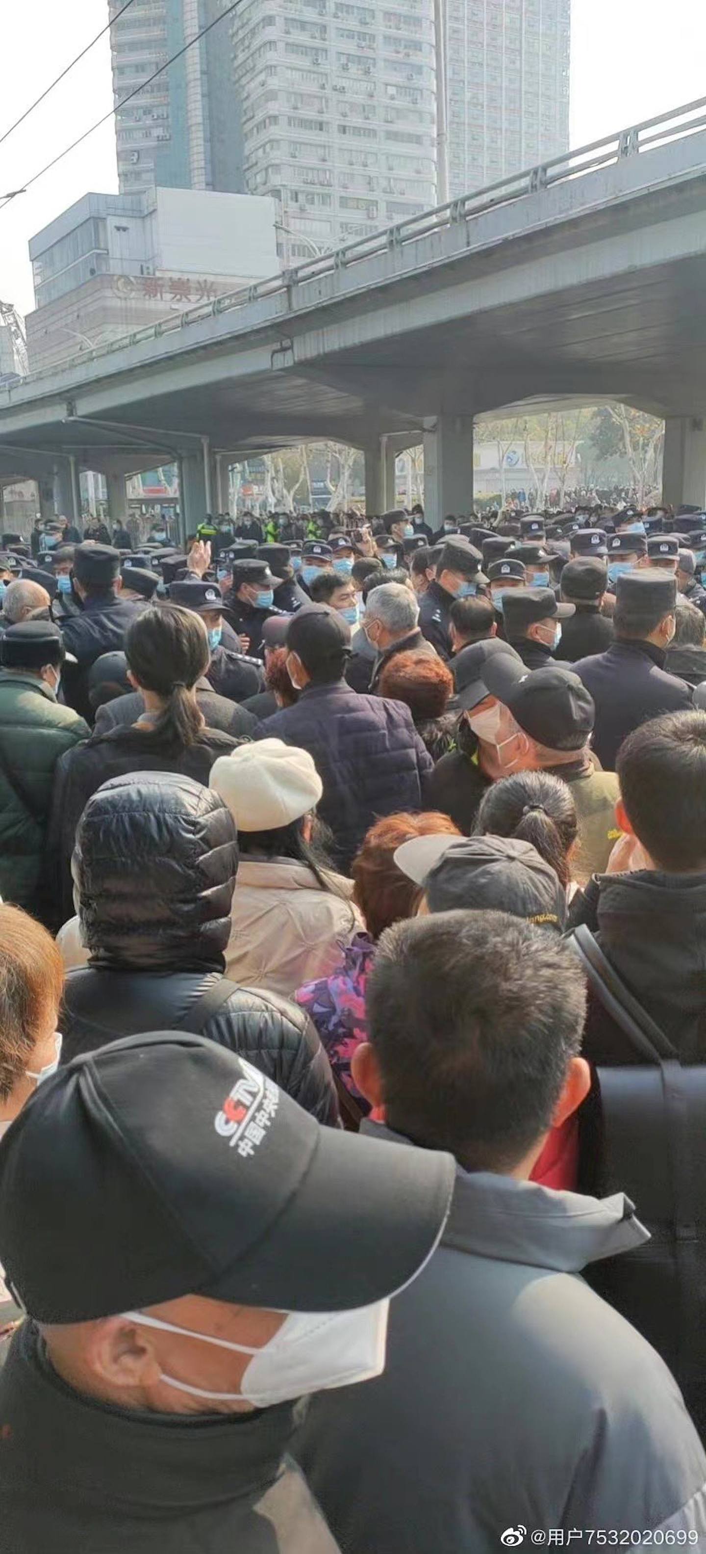 示威人士在武汉协和医院外聚集抗议。 （Twitter@pearlher）