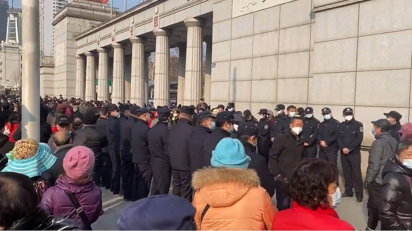 示威人士在武汉中山公园外聚集，大批警员在场驻守。 （Twitter@pearlher）