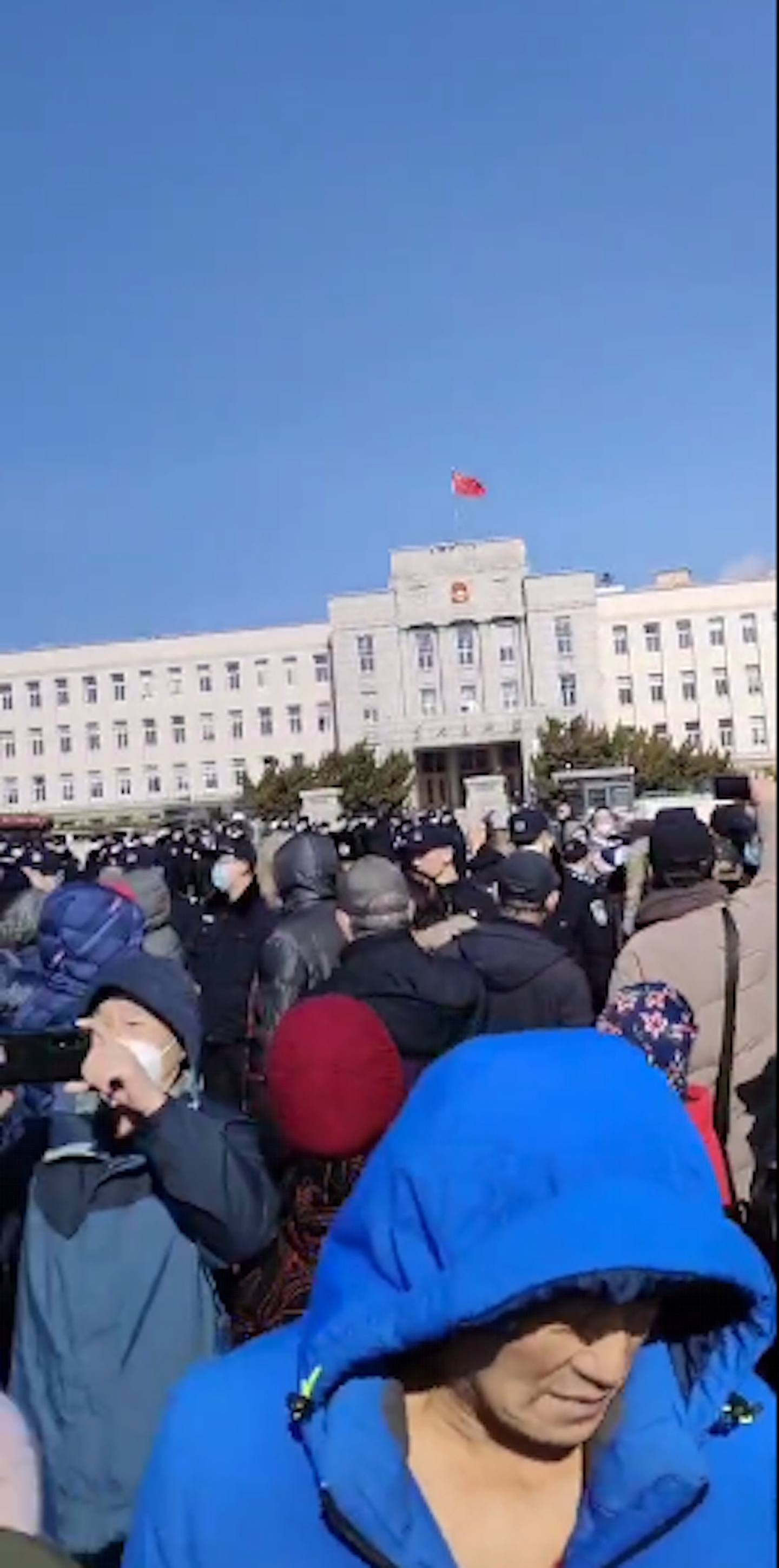 辽宁大连，近百位长者聚集在市政府广场，高喊市长陈绍旺的名字抗疫医保改革。 （影片截图）