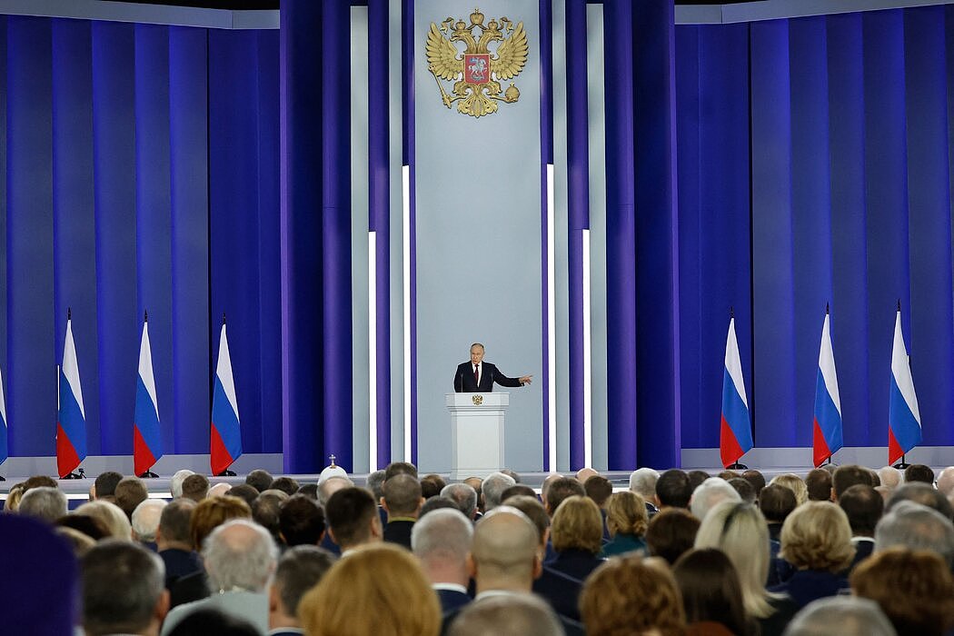 俄罗斯官方媒体发布的一张照片显示，总统普京周二在莫斯科市中心发表讲话。