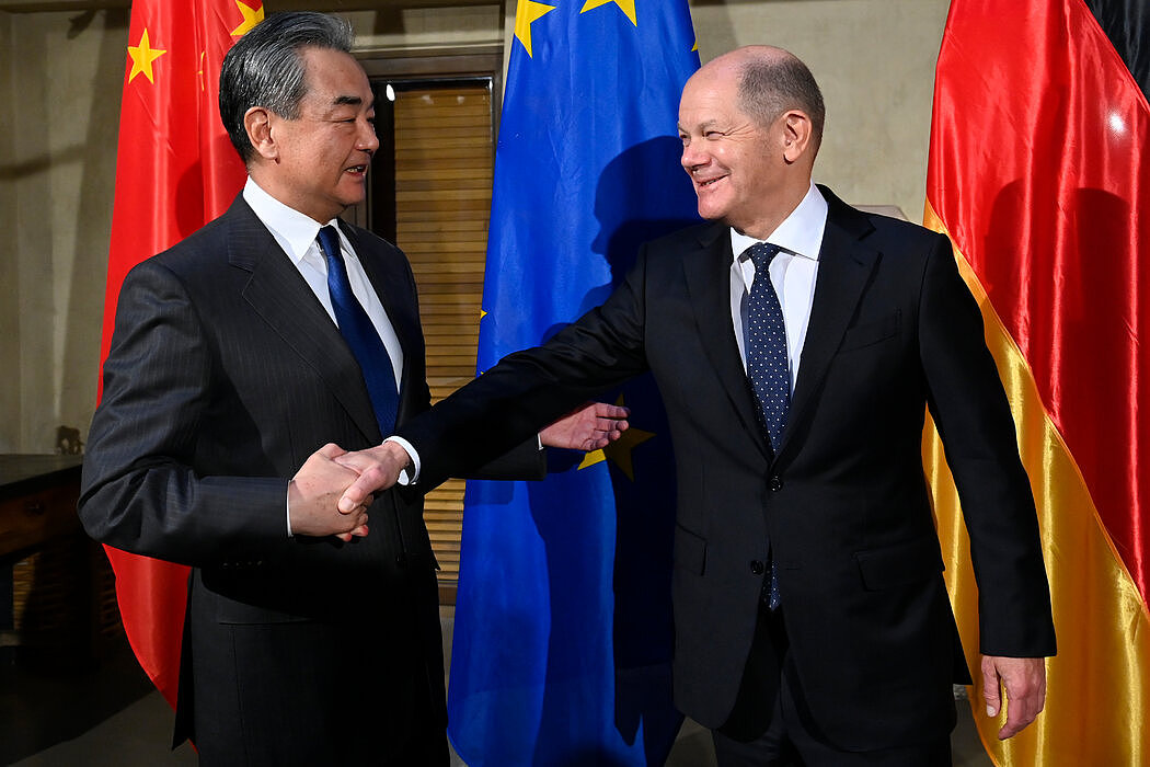 中国级别最高的外交官王毅上周五在慕尼黑安全会议上与德国总理奥拉夫·肖尔茨握手。