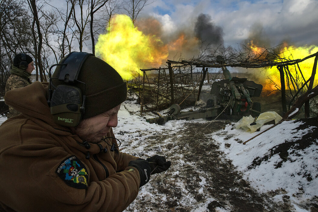 乌克兰顿巴斯地区的乌克兰士兵向敌人阵地发射榴弹炮，摄于上周。