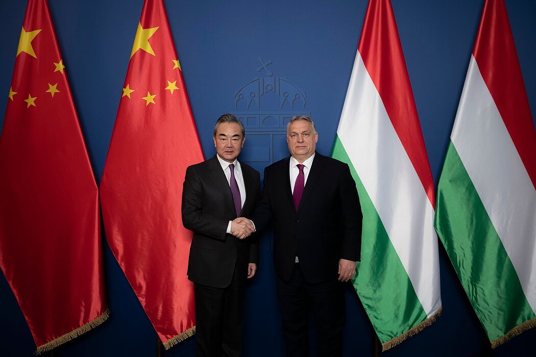 周日，匈牙利总理欧尔班在布达佩斯欢迎王毅到访。匈牙利通常被视为中国在欧洲最亲密的盟友。
