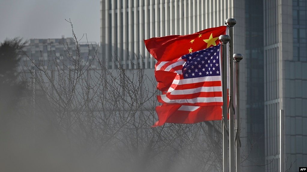 资料照：美中国旗在北京一座办公楼前飘扬。（2020年1月19日）