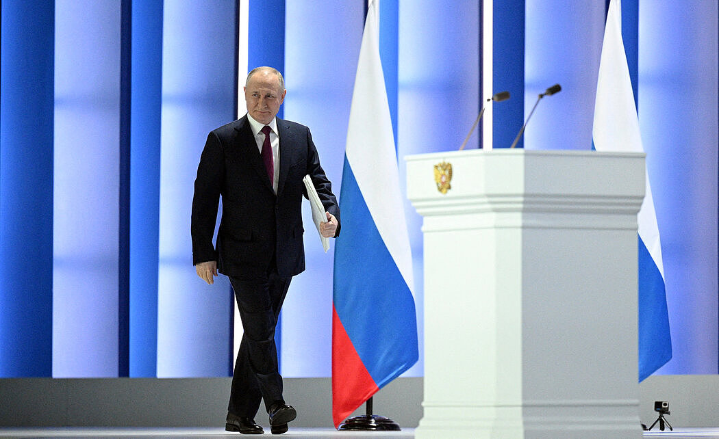 俄罗斯官方媒体提供的一张照片显示，周二，总统普京正准备在莫斯科发表演讲。