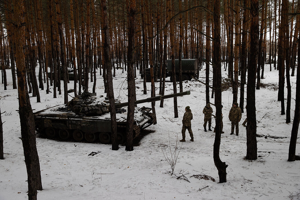 周二，乌克兰士兵在乌克兰东部前线一片森林中的阵地。