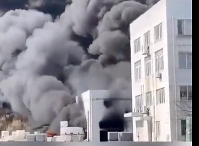 网上影片显示，发生火灾的杀虫剂生产工厂冒起黑色浓烟   图：翻摄自twitter