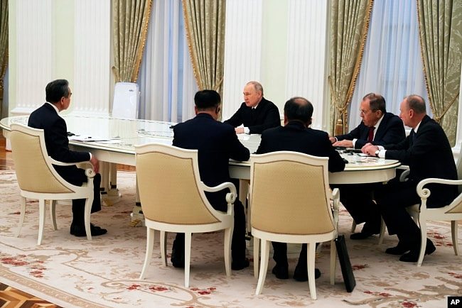 俄罗斯总统普京在克里姆林宫与到访的中国外交事务主管王毅举行会谈。（2023年2月22日）