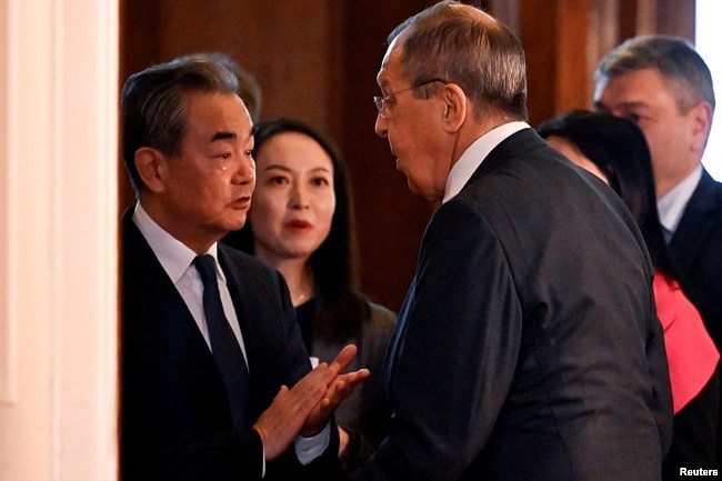 中国外交事务主管王毅与俄罗斯外长拉夫罗夫在莫斯科会谈前交谈。（2023年2月22日）