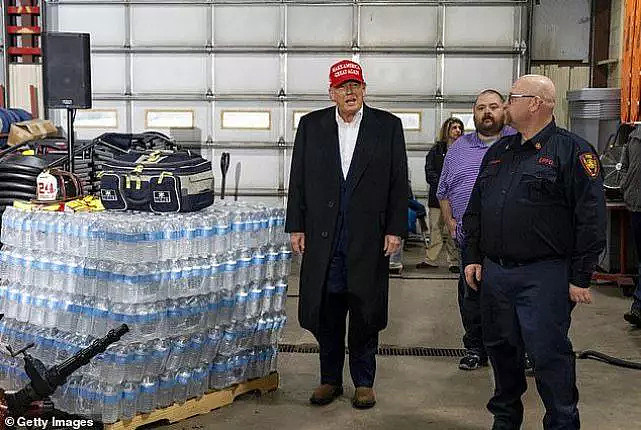 76岁特朗普给灾民送水，没忘买“巨无霸”，被指一次摄入一天热量（组图） - 1
