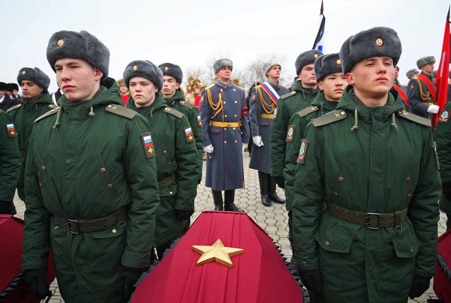 2022年9月21日，普京宣佈局部動員令，徵召30萬人赴烏克蘭作戰。圖為2023年2月1日出席二戰陣亡紅軍遺骸重葬儀式的俄軍士兵。（Reuters）