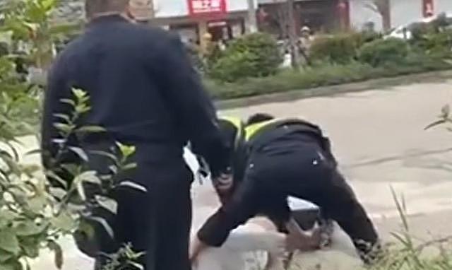 广西男子被3名交警按在地上用脚踩脸引发众怒，网友：“天朝版我无法呼吸”（视频/组图） - 3