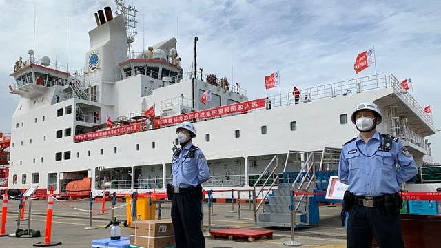 “雪龙2”号破冰船经过五个月的探险后抵达中国上海，两名守卫站在“雪龙2”号破冰船前的资料照片。