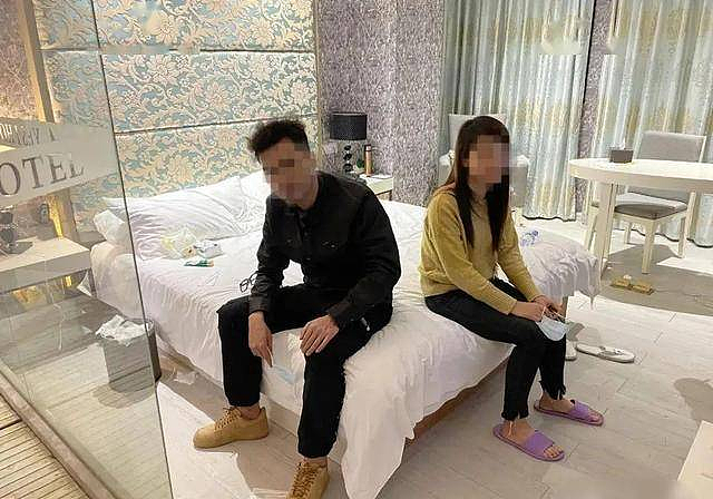 男子宾馆违法嫖到老婆，打对方后报案，双双被罚。