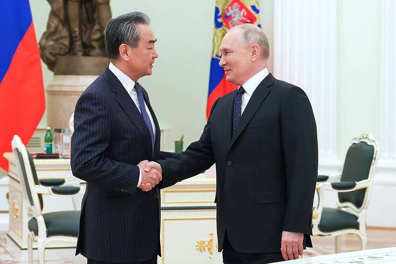 中共中央外事工作委员会办公室主任王毅22日在克里姆林宫与俄罗斯总统普廷会面。 （美联）