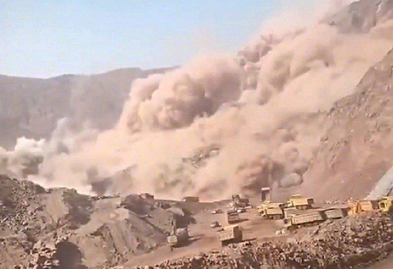 中国内蒙古阿拉善盟2月22日下午1时许，一处露天煤矿发生大规模坍塌。 (取材自微博)