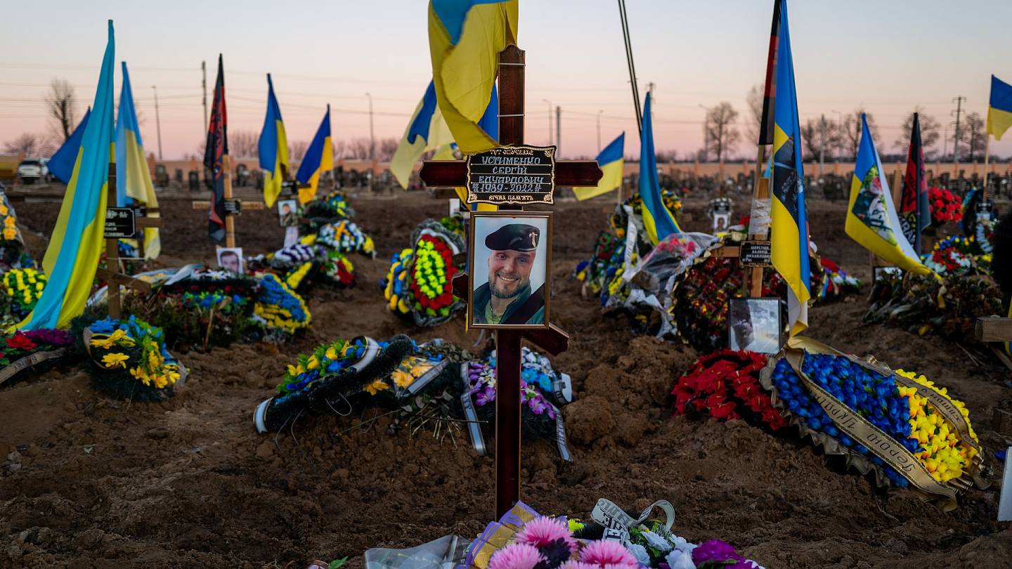 俄乌战争：图为2023年1月24日，在战争中死亡的乌克兰军人长眠于哈尔科夫一个墓园内。 （Getty）