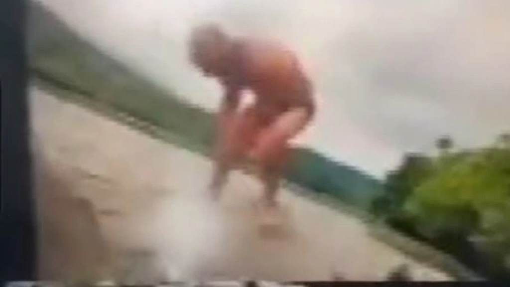 视频曝光！澳男游泳遭鳄鱼袭击，腿受伤流血，爱犬被咬后不知所踪（视频/组图） - 4