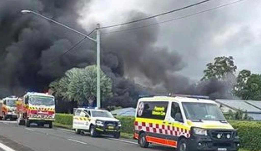 悉尼仓库发生火灾！现场浓烟滚滚，价值数十万的藏车被烧毁（视频/组图） - 2