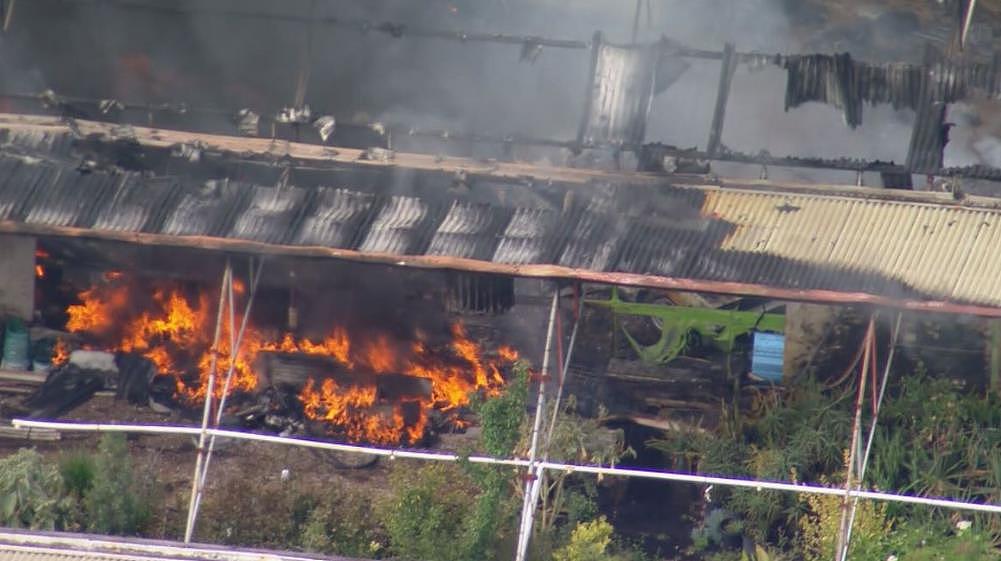 悉尼仓库发生火灾！现场浓烟滚滚，价值数十万的藏车被烧毁（视频/组图） - 4