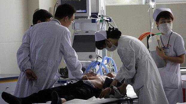 资料图片：中国医务工作者正在对一名患者进行检查。（法新社）