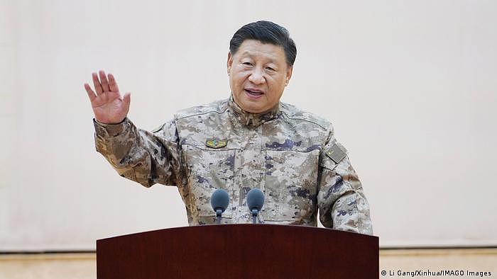 中国国家主席习近平去年11月8日穿著军装视察（资料照）