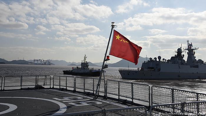 日本智库最新的兵推显示，若美日加入战局，将能阻止中国解放军夺取台湾，图为停泊在浙江省舟山港的中国军舰（资料照）