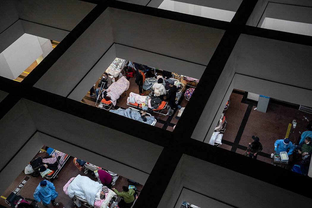 上海一家医院的走廊和大厅里挤满了病人。在疫情期间，政府允许雇主减少缴纳医保基金。