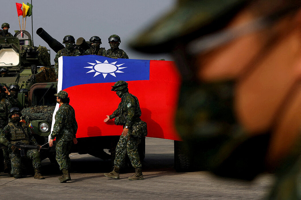 正在进行操练的台湾武装部队。前往台湾的众议员致力于打消台湾并未对中国入侵做好战斗准备的想法。