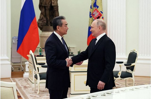 2月22 日，俄罗斯总统普京在莫斯科与中国最高外交事务官员王毅会面。