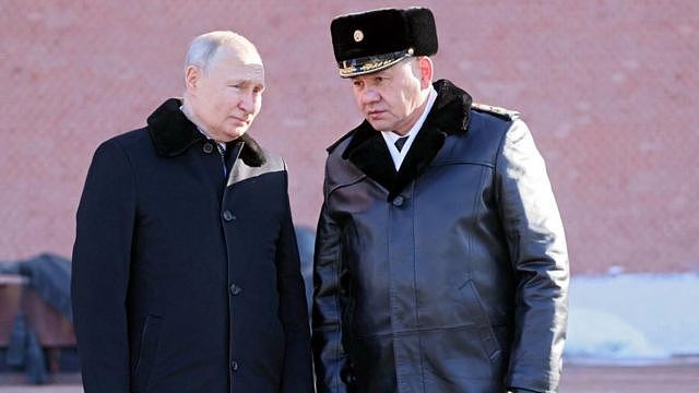 2月23日，俄罗斯总统普京和国防部长绍伊古在莫斯科参加克里姆林宫墙边无名烈士墓献花圈仪式。