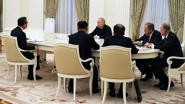 2月22 日，俄罗斯总统普京在莫斯科与中国中央外事委员会办公室主任王毅会面。