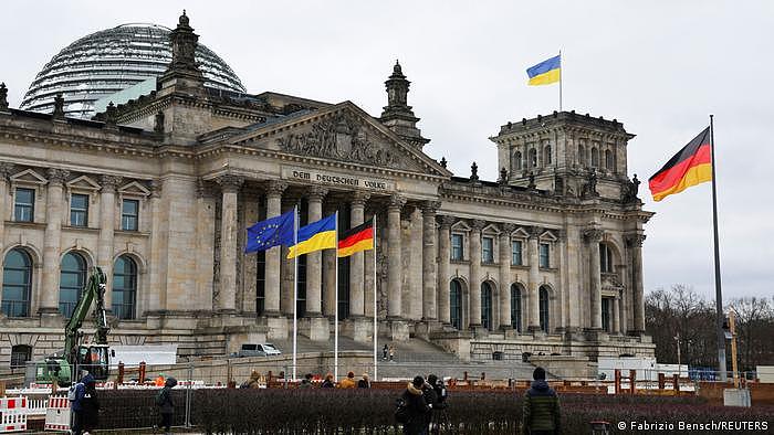 俄罗斯入侵乌克兰一周年这一天，德国联邦议院升起了乌克兰国旗