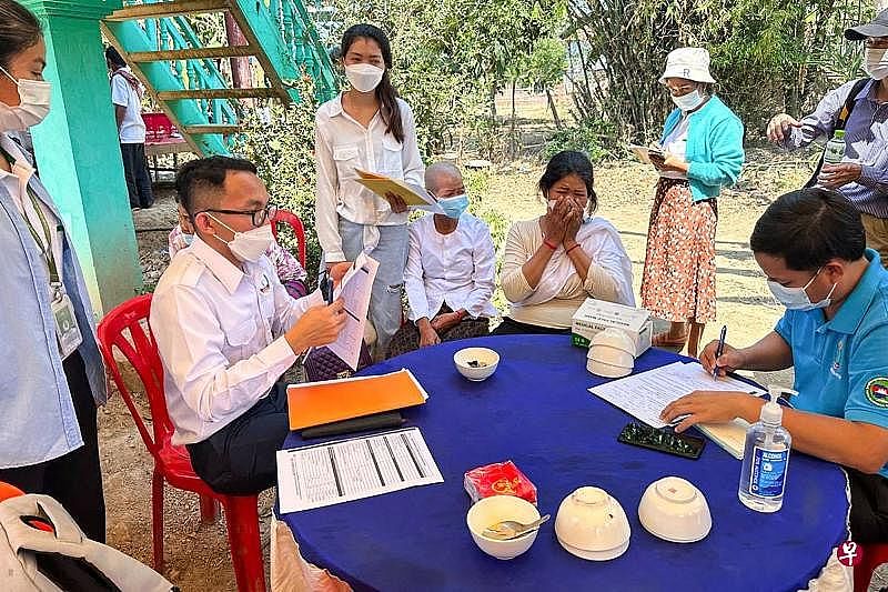柬埔寨卫生当局星期三（2月22日）说，一名11岁女童死于禽流感，这也是柬埔寨多年来首次出现相关死例。图为柬埔寨疾控中心（CDCD）在女孩居住的村庄展开禽流感科普教育。（法新社）