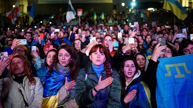 英国伦敦特拉法加广场上群众参加声援乌克兰集会（23/2/2023）