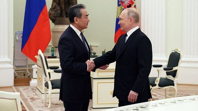 普京（右）在莫斯科克里姆林宫与王毅握手（22/2/2023）