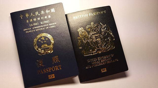 英国护照（左）与中国香港特区护照（右）