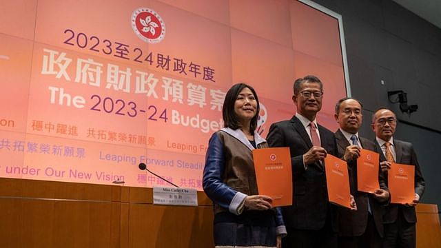 陈茂波（右三）在香港特区政府总部率领财金官员会见记者介绍预算案（22/2/2023）