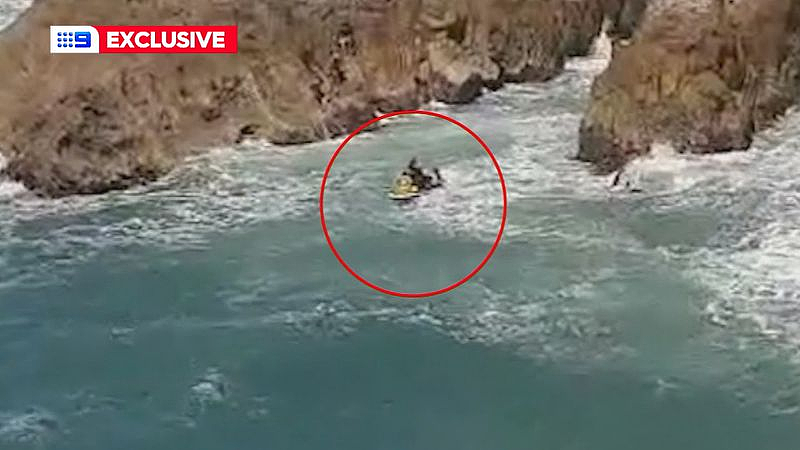 惊险！澳少女掉入汹涌海水，男子骑摩托艇上演生死营救（视频/组图） - 2