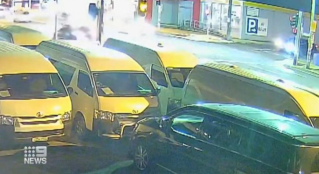 悉尼内西区5车相撞起火！十字路口变“废车场”，救援人员都被惊呆（组图） - 2
