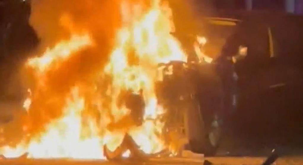 悉尼内西区5车相撞起火！十字路口变“废车场”，救援人员都被惊呆（组图） - 3
