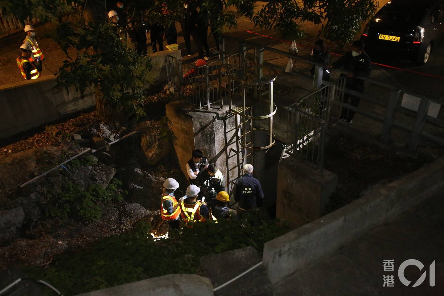 警方及渠務署人員入黑後繼續檢查村屋四周的沙井。（林振華攝）