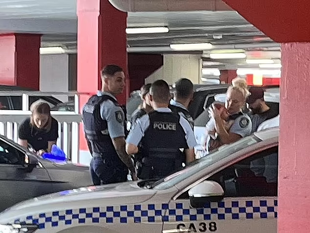 又一起！悉尼3个月大女婴被锁车内，警方砸窗救人（组图） - 2