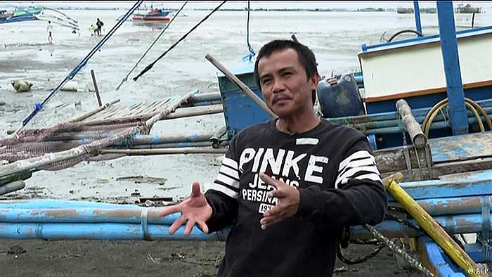 图摄自去年10月20日，在有争议的南海捕鱼的菲律宾渔民。
