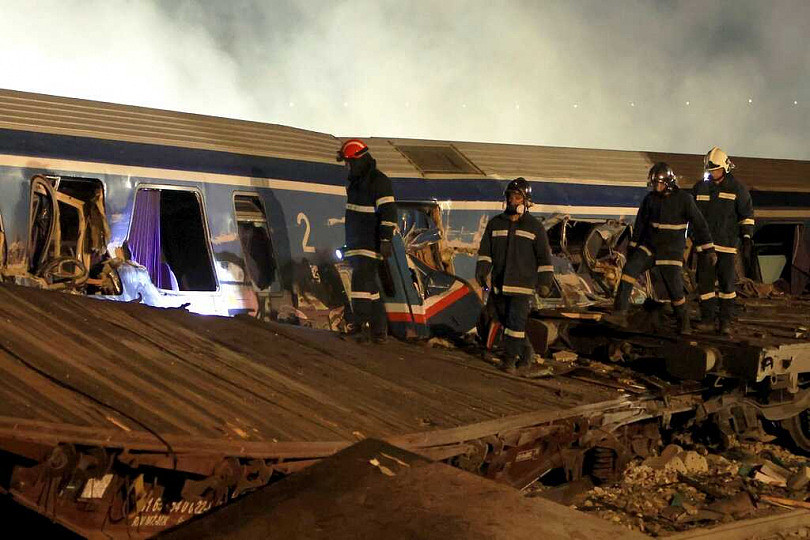 希腊一辆载有350名乘客的列车与一辆货运列车相撞，列车出轨后，有至少3节车厢起火，造成至少32人死亡，逾85人受伤。 （图／达志／美联社）